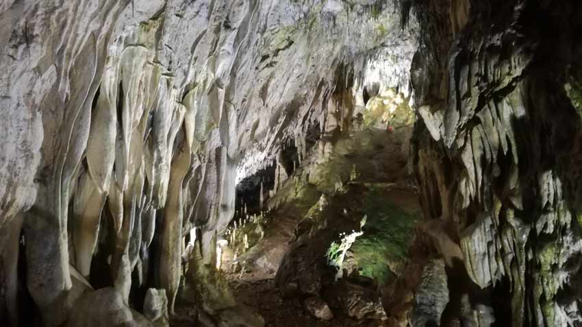 В пещерата Снежанка в Родопите която е благоустроена пещера и