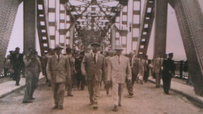 Мост открыли 20 июня 1954 г.  Вылко Червенковым и Георге Георгиу-Деж - главы правительств в те годы социалистической эпохи