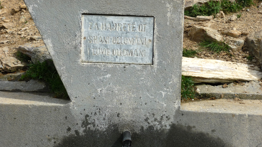 Ein Brunnen in der Gegend Kukaska Wald, deren Inschrift bulgarische Besonderheiten aufweist.