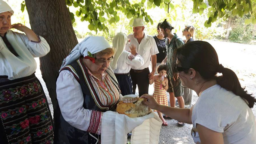 В селе Горна-Липница участников Арт Резиденции «Старая школа» встречают по традиции свежим караваем и медом.
