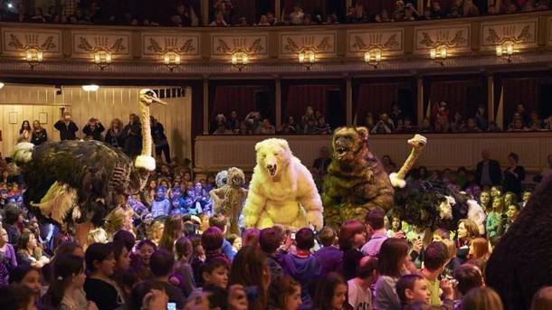 Виенската  Щатсопер е театър койтo определя като приоритетна политика музикалното