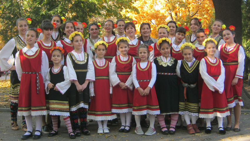 Снежана Борисова сред децата от фолклорната група в с. Долни Лозен