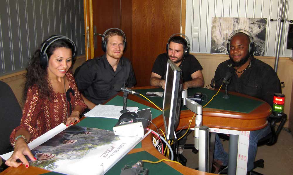 Юри Шеве, Момчил Атанасов и Рейлемон Янга в радио студиото на „Ритъмът на столицата“
