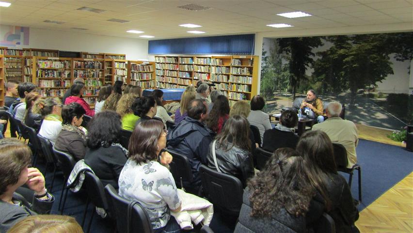 Нидал Алгафари сред читатели във Видин, Снимка: Ваня Минева
