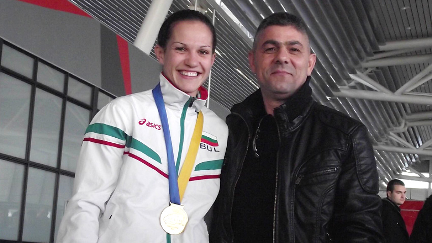 Станимира Петрова при пристигането си в София – с личния си треньор Александър Христов, европейски и световен шампион и олимпийски вицешампион, който първи забелязва потенциала й за бокса.