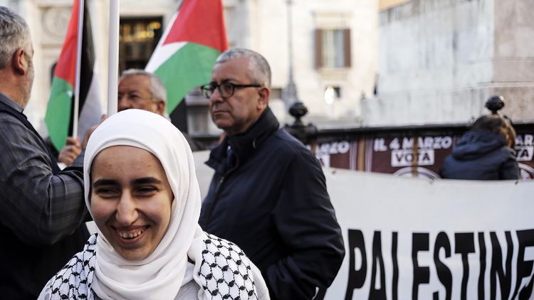 Палестина отзовава посланиците си в Унгария, Румъния, Австрия и Чехия.