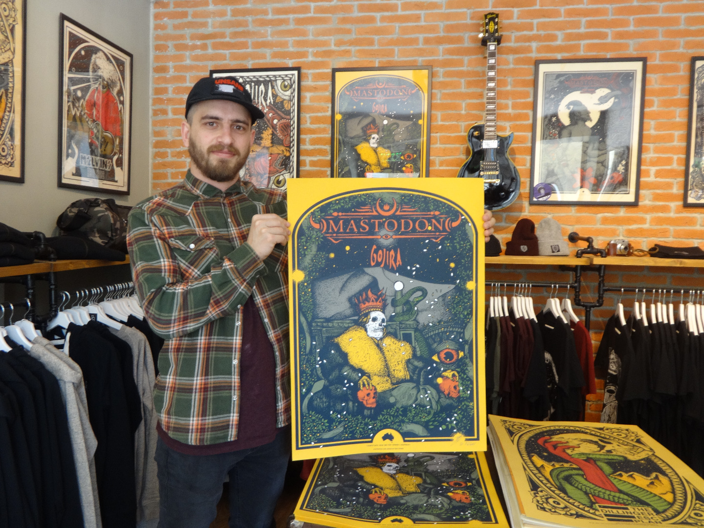  Дидо Пешев с плаката, който е нарисувал за концерти на Mastodon 