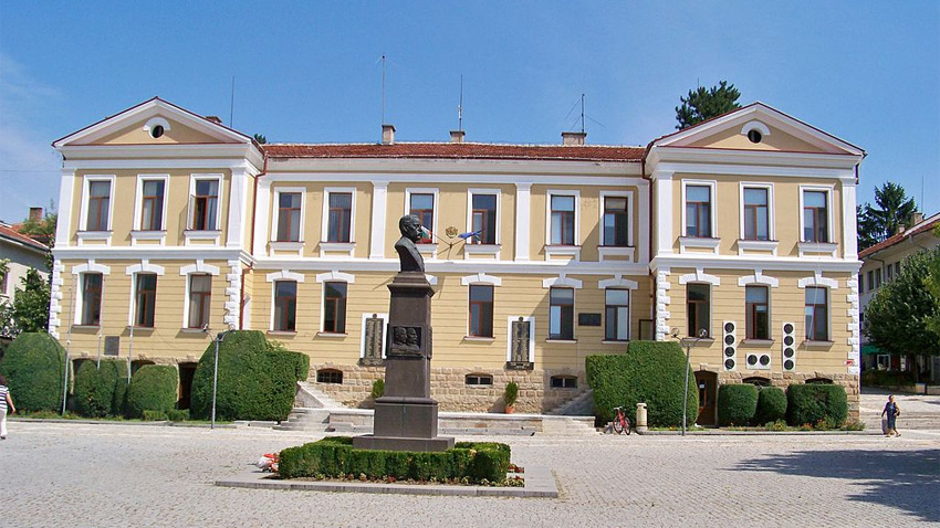 Историческият музей в Котел и паметникът на Георги Стойков Раковски.