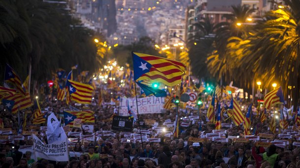 Десетки хиляди каталунци се включиха в протестен марш тази вечер