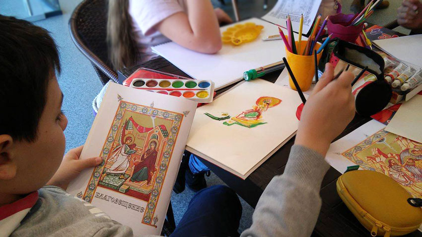 Габровски деца рисуват икони като използват рядка живописна техника