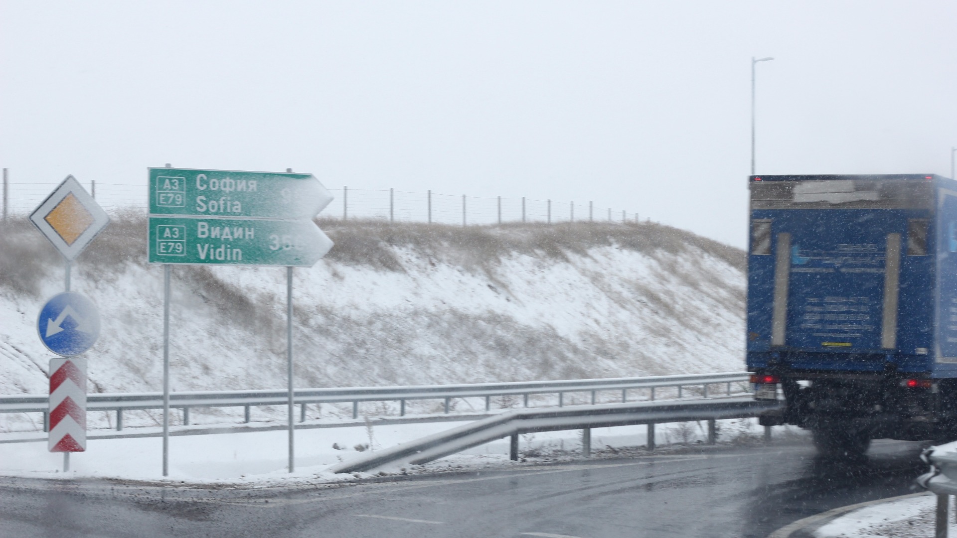 Снеговалежът предизвика ограничения за движението на тежкотоварните камиони по пътищата