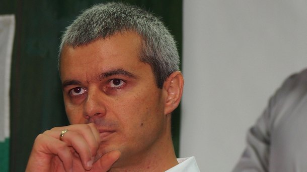 Лидерът на партия Възраждане Костадин Костадинов призова за сваляне на