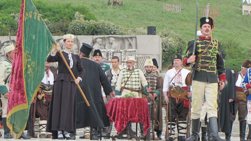 България днес отдава почит на героите от Април 1876 та По