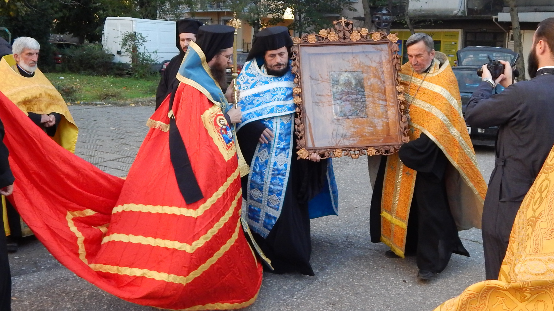 Врачанският митрополит Григорий и свещеници ще посрещнат тържествено във Враца
