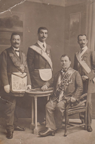 Freimaurer aus der Loge „Stern von Thessaloniki“. Ganz rechts ist Dragan D. Tapkow, Vertreter einer angesehenen bulgarischen Familie.