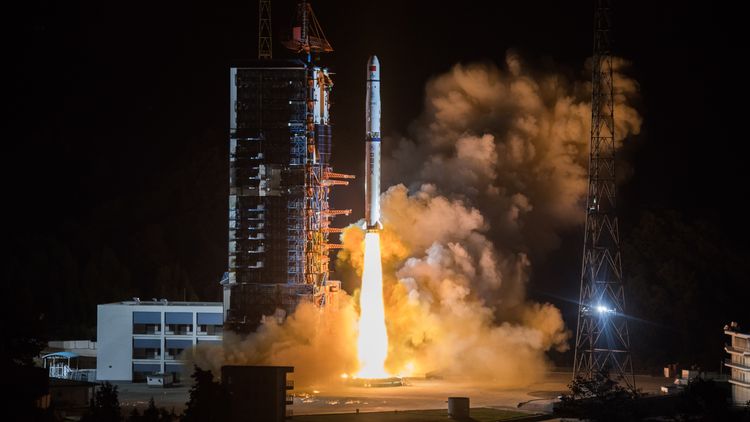 Китай разработва нова свръхтежка космическа ракета съобщава AFP Проектирано е