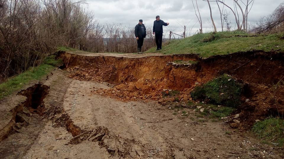 Огромното срутище на пътя Смолян Мадан край село Тикале доказа