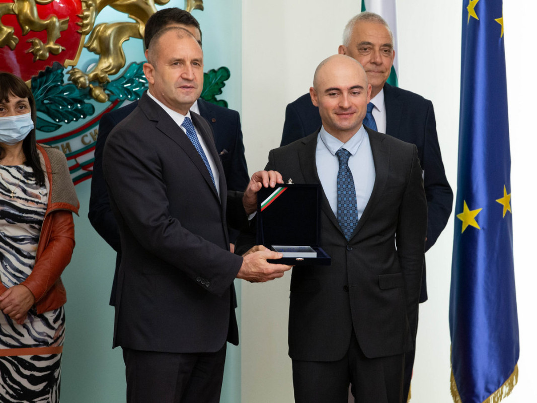  Президентът Румен Радев връчи награди на името на Джон Атанасов Снимка: Президентство 