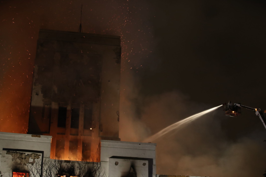 Голям пожар избухна в известната сграда Литълуудс в Ливърпул Екипите