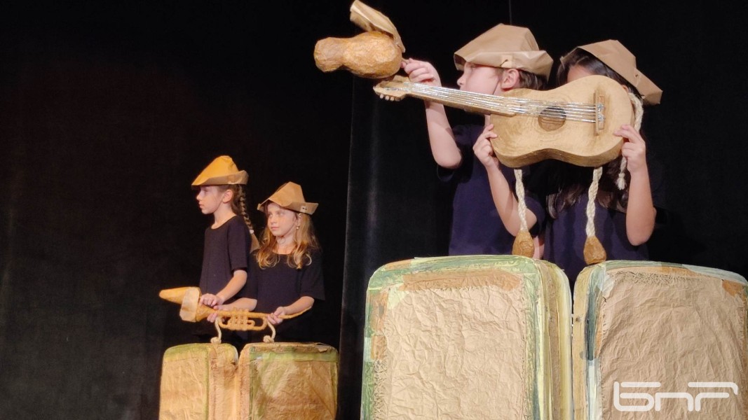 Децата от театралната школа към Държавен куклен театър