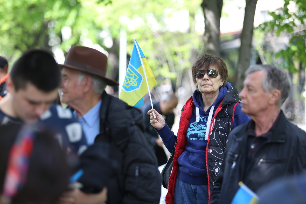 Пред задния вход на сградата на Народното събрание се провежда протест в подкрепа на решение за изпращане на военна техника за Украйна/БГНЕС