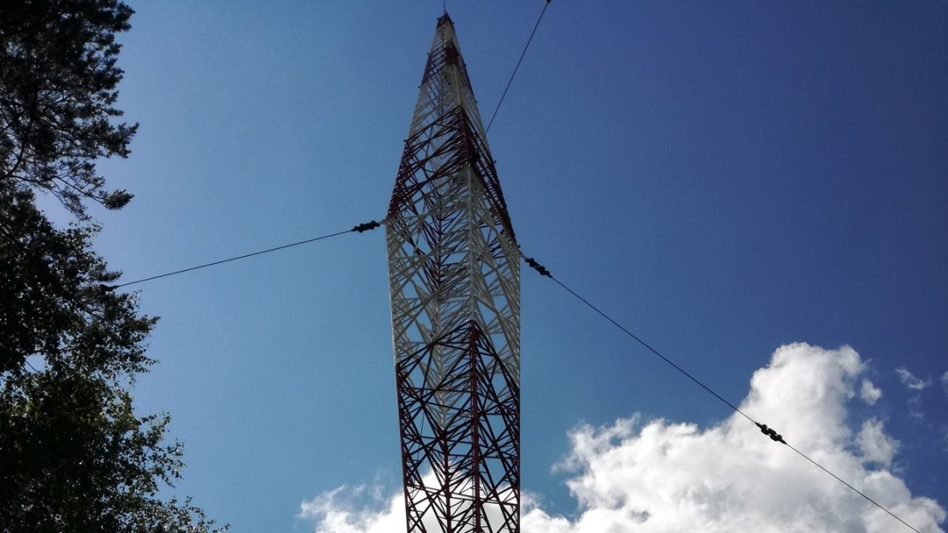 Радиопредавателната антена в село Вакарел                                                                     Снимка: Добромир Цветков                                              Снимка: Добромир Цветков