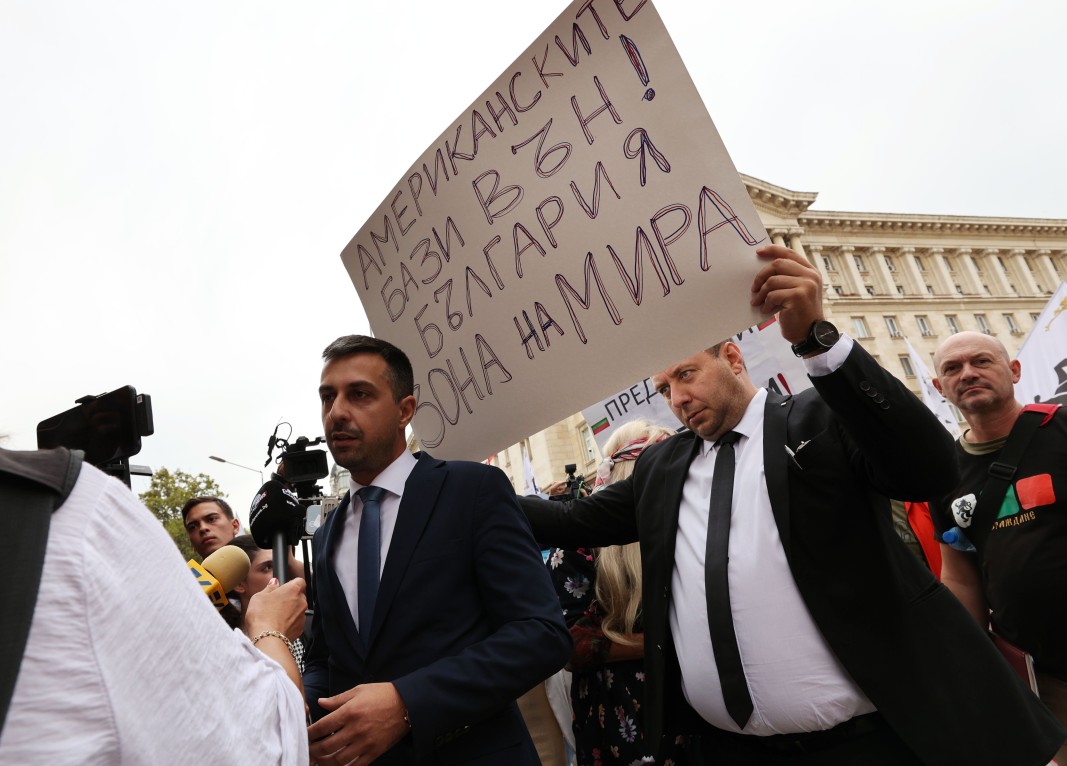 Народните представители от Възраждане Деян Николов и Петър Петров (от ляво надясно) на протеста -  21 септември 2023 г.