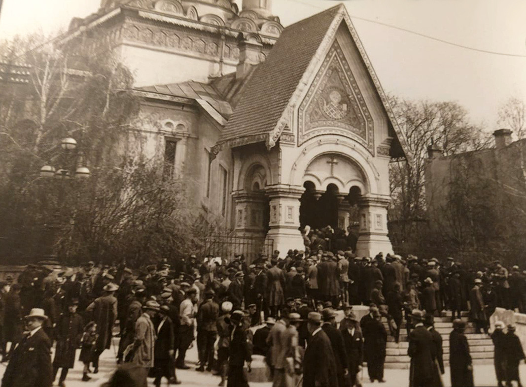 Перед храмом Святого Николая Чудотворца (Русской церковью) в Софии, 1924 г.