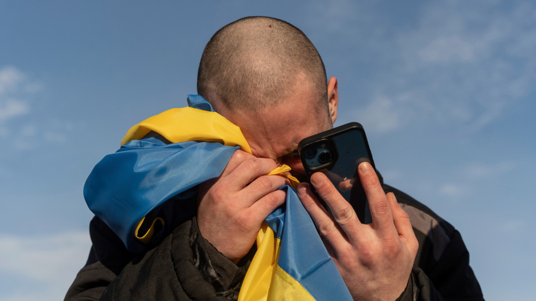 Украински войник говори с близките си след размяна на пленници между двете воюващи страни. Януари 2024 г. Снимка: АП/БТА