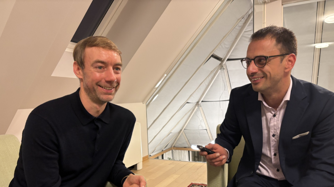 Д-р Йоханес Хилйе (вляво)