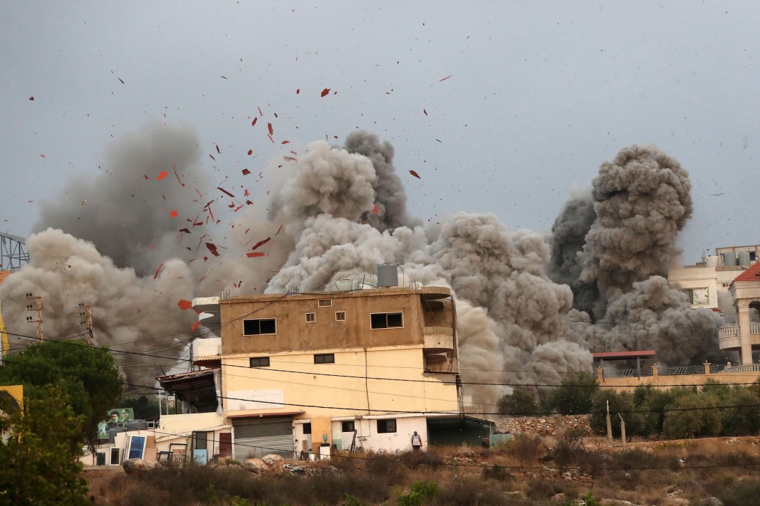 Дим се издига след израелски въздушен удар по град Таир Деба в Южен Ливан, 6 ноември 2025г.: Снимка: ЕПА/БГНЕС