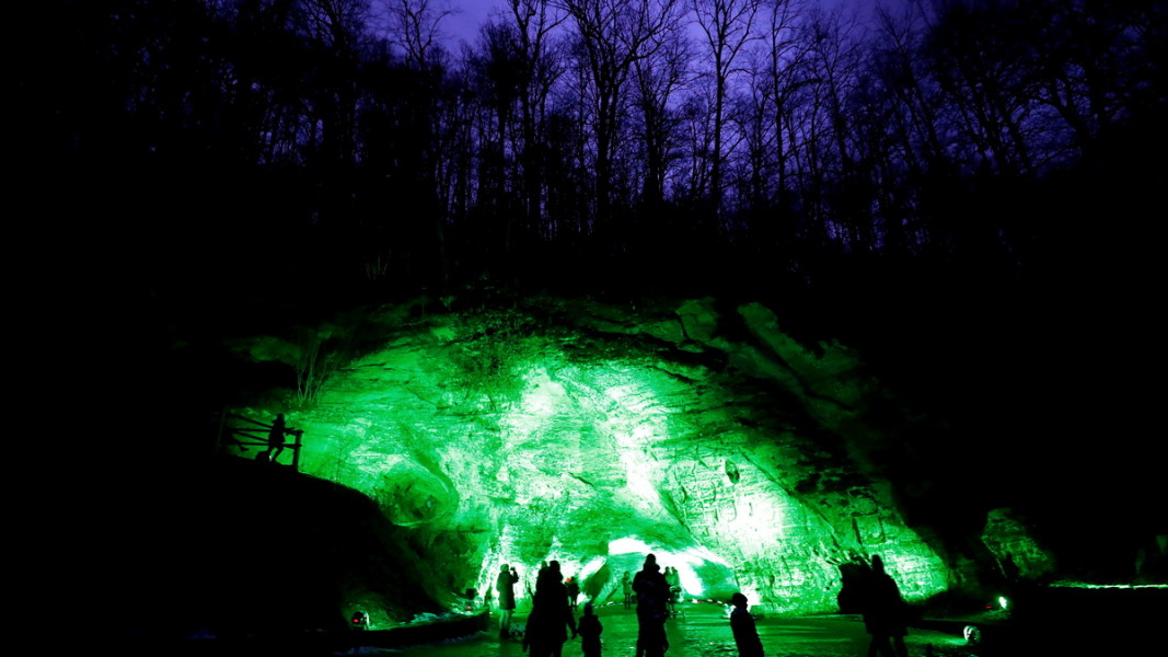 Пещера в Латвия е осветена в зелено при едно от предишните чествания на националния празник на Ирландия