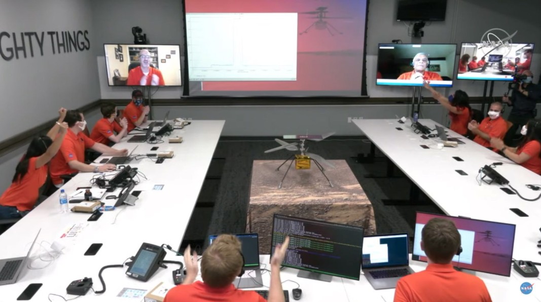  Екипът на НАСА след първия полет на мини-хеликоптера над повърхността на Марс 