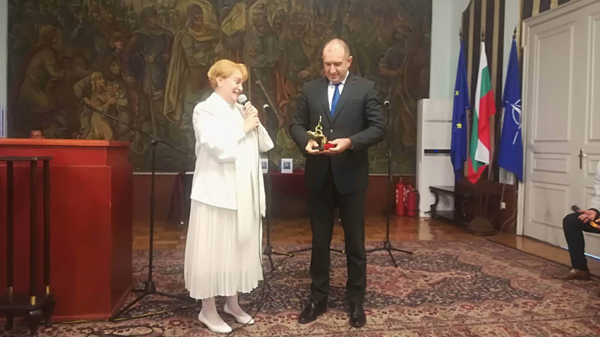 Елка Няголова връчва отличието на президента Румен Радев. Снимка: Димитрина Кюркчиева