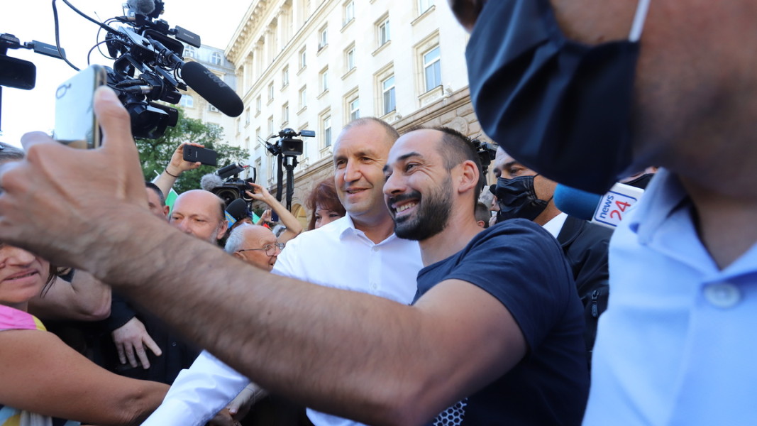 Румен Радев по време на протестите пред сградата на президентството. Снимка: БГНЕС