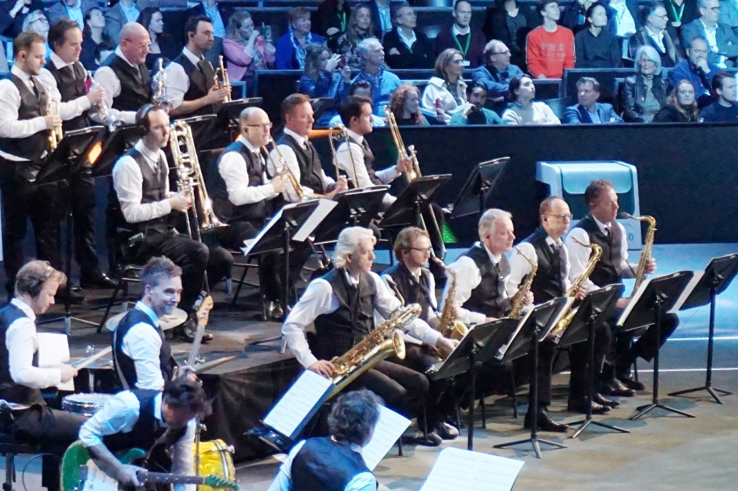 Симфоничният оркестър на Ротердам свири направо на корта.