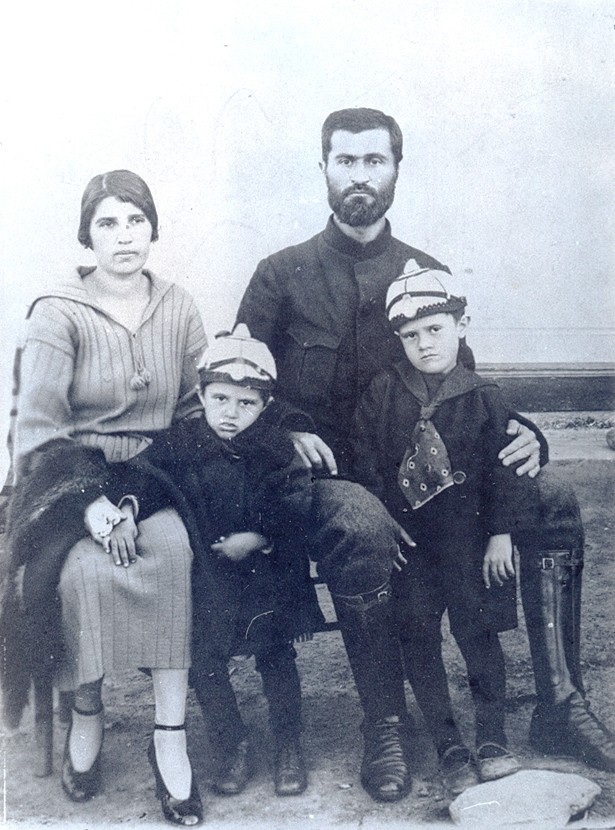 Тодор Александров заедно със семейството си. Източник: Държавна агенция „Архиви“.