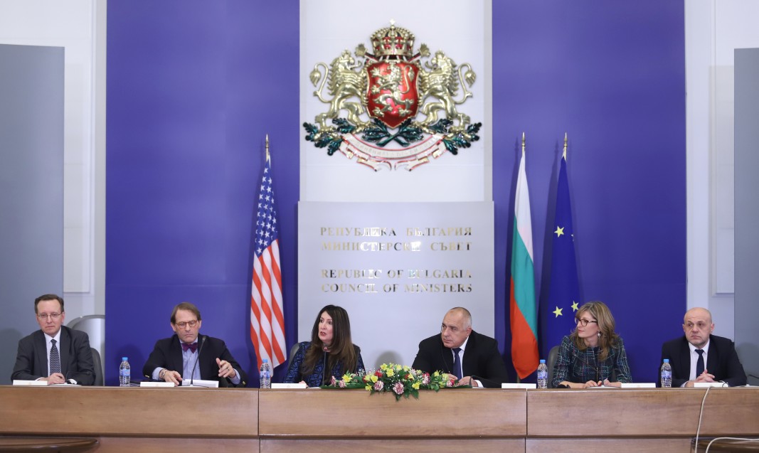 В Министерски съвет стартира Стратегически диалог България-САЩ с участието на премиера Бойко Борисов и посланик Херо Мустафа.