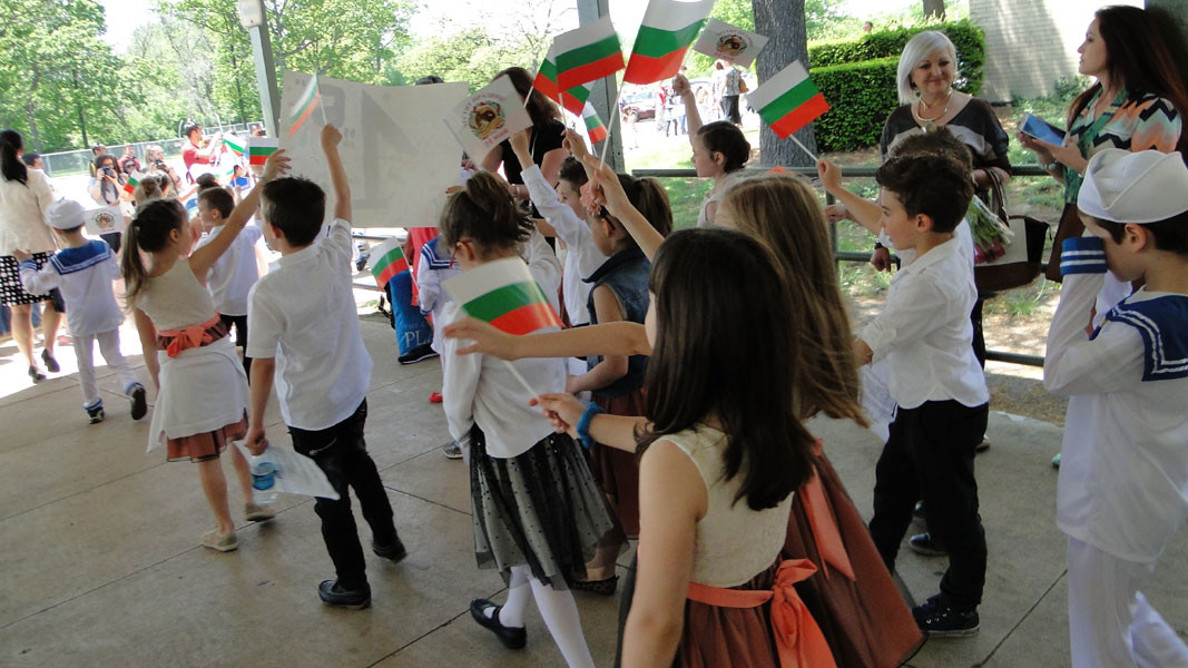 Празнично шествие за 24 май на ученици в „Малко българско училище“ в Чикаго, САЩ през 2015 г.