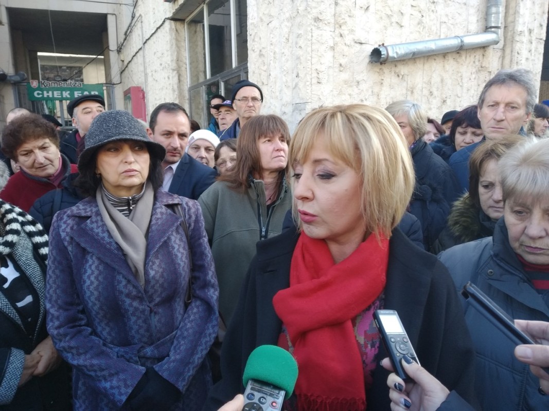 Мая Манолова, представител на „Изправи се БГ“, на среща с протестиращите.