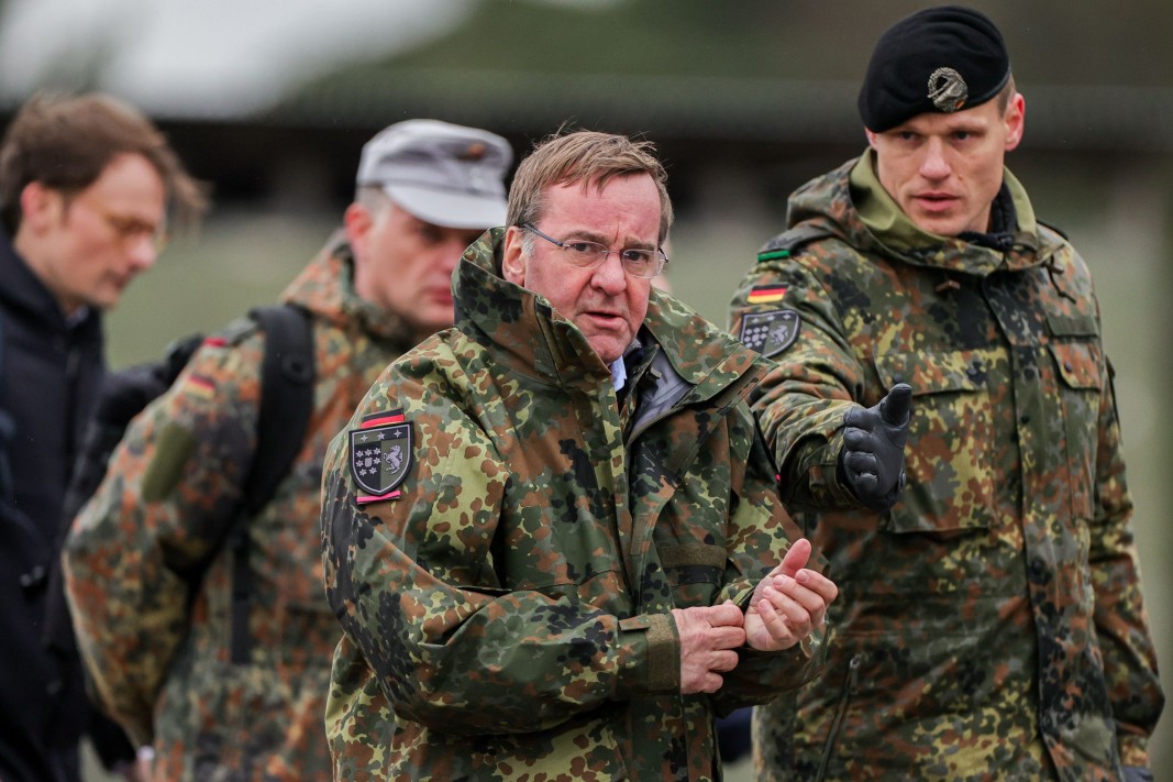 Министърът на отбраната на Германия Борис Писториус (на преден план)