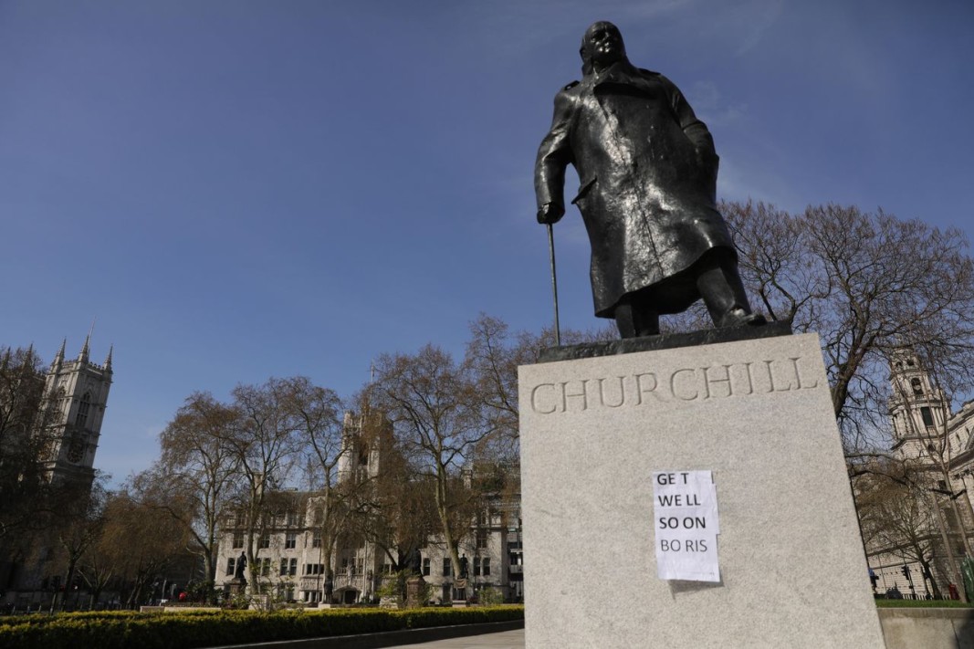 Бележка върху паметника на Чърчил в Лондон пожелава бързо възстановяване на Борис Джонсън.