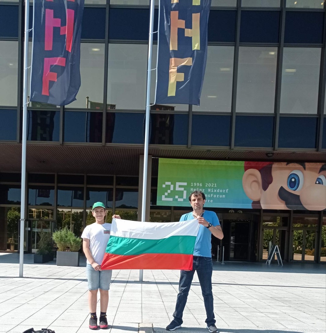 Калоян и Георги пред залата, в която се проведе състезанието Mental Calculation World Cup 2022