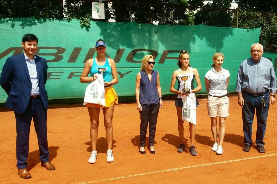 Денислава Глушкова (третата от дясно на ляво) е първа при девойките.