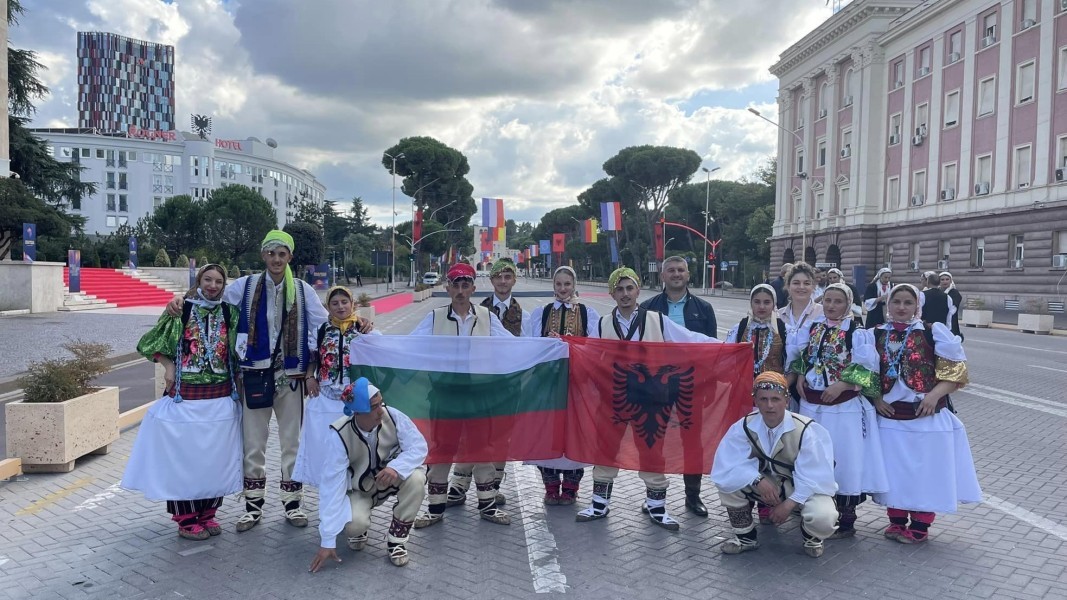 Të rinj nga minoriteti bullgar - pas një prezantimi në Tiranë