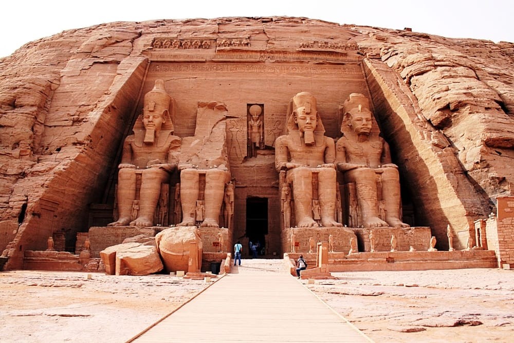 Древноегипетски комплекс Абу Симбел с два храма, посветени на Рамзес Втори и съпругата му Нефертари. Личен архив на Ева Соколова