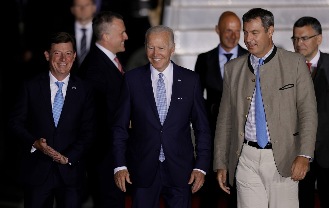 Премиерът на Бавария Маркус Зьодер (вдясно) посреща президента на САЩ Джо Байдън на летище Франц Йозеф Щраус в Мюнхен, Германия, 25 юни 2022 г./ Снимка/ ЕПА/БГНЕС