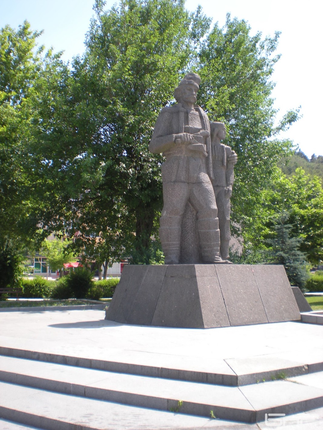 Монумент на Делю Хайдутин и възлюбената му Гюлфие.