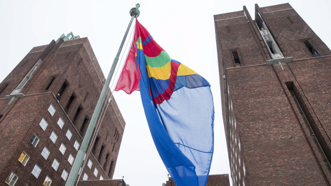 Знамето на саамите е издигнато пред Кметството в норвежката столица Осло в Деня на саамите 6 февруари.