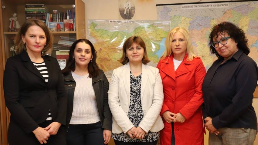 Türkçe yayınlar ekibi- Tanya Blagova, Özlem Tevfikova, Şevkiye Çakır, Sevda Dükkanci ve Müjgan Baharova (soldan sağa).
